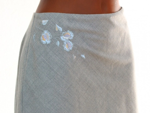 L/XL Pouzdrová šedá sukně s výšivkou Yessica