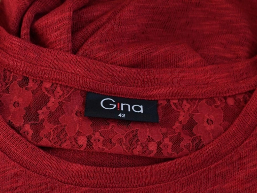 42 Červenovínová pletená halenka zdobená krajkou zn. Gina