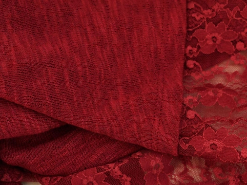 42 Červenovínová pletená halenka zdobená krajkou zn. Gina