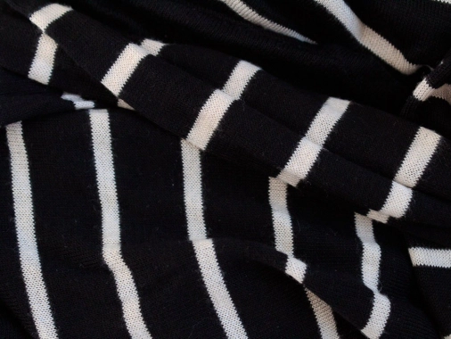 36/S Černý svetřík s bílým proužkem H&M s dlouhým rukávkem