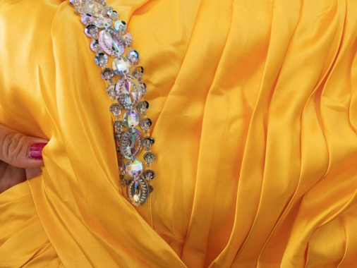 S/M Luxusní saténové žluté dámské plesové šaty