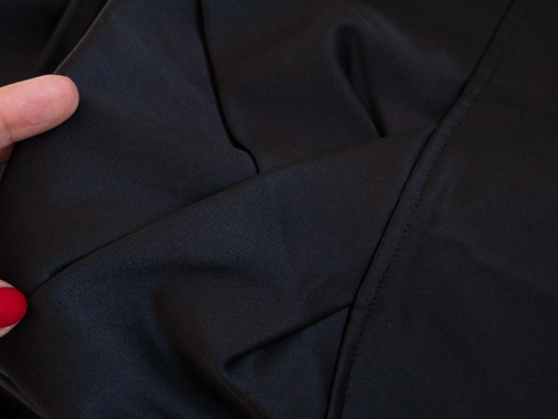 38 Dámské celoroční černé neprůhledné šaty pružné