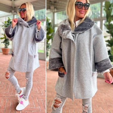 XL/XXL Šedý dámský kabátek olemovaný kožešinou