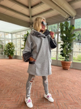 XL/XXL Šedý dámský kabátek olemovaný kožešinou