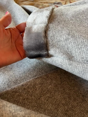 XL/XXL Šedý dámský kabátek olemovaný kožešinou
