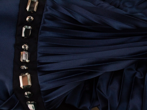 36/S Modré saténové plisované skládané šaty
