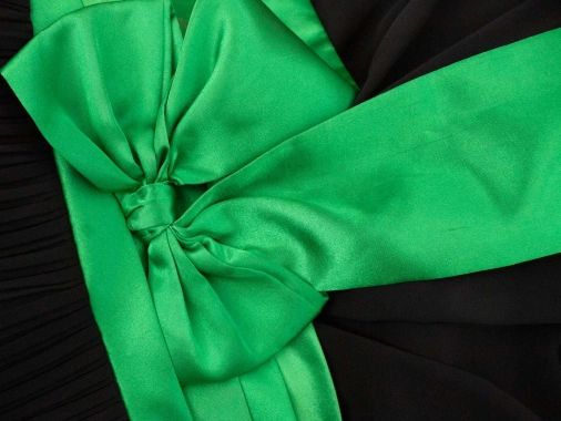 38 Černé dámské společenské šaty se zelenou mašlí