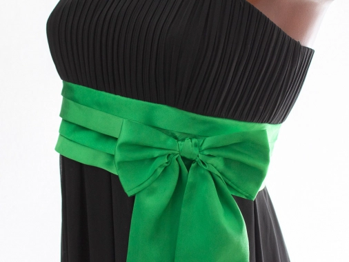 38 Černé dámské společenské šaty se zelenou mašlí