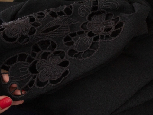 36/S H&M černé dámské šaty s vyšívanými rukávy
