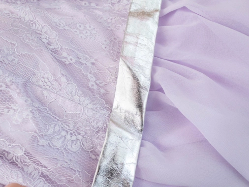 50 5XL Lila fialkové společenské šaty Bodyflirt