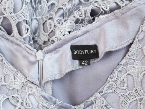 42 Bodyflirt stříbrnošedé společenské šaty