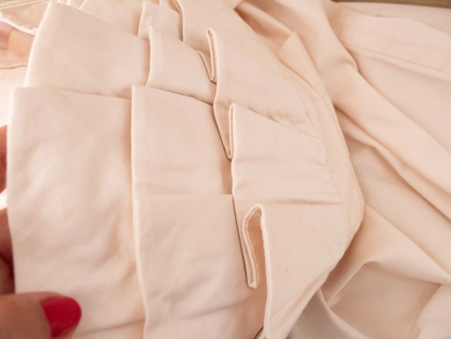 M/L Meruňkovopudrové šaty s volánky na prsou H&M