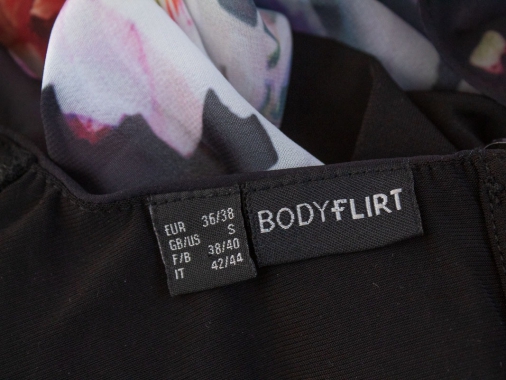 36/38 Černý overal s květinovým přehozem Bodyflirt