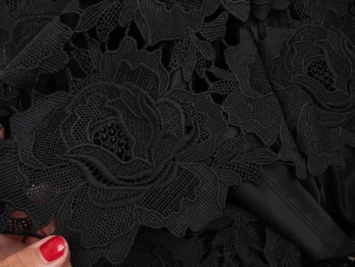 Dámské černé šaty na zip luxusní s květy