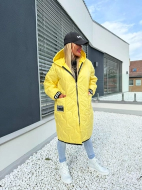 Žlutá prošívaná dámská bunda s kapucí na zip