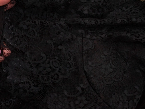 38/M Černé pružné šaty s krajkou dlouhý rukáv