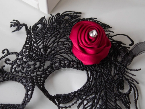 Černá škraboška maska na obličej červený květ
