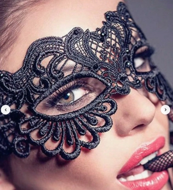 Černá škraboška maska na obličej červený květ