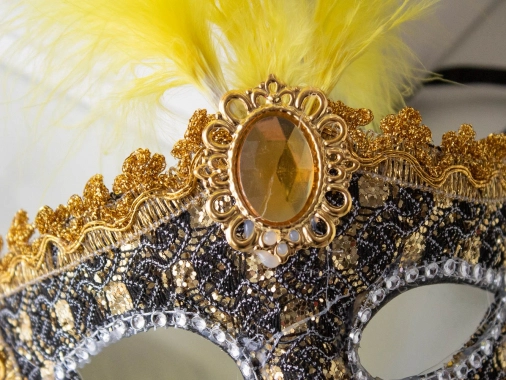 Škraboška maska na obličej žlutozlatá maškaráda