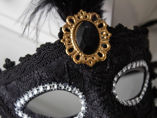 Škraboška maska na obličej černá maškaráda s peřím