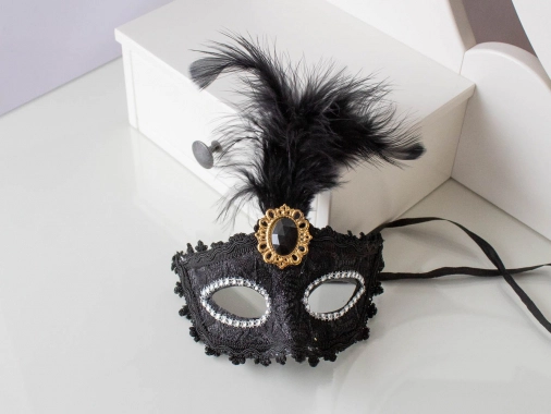Škraboška maska na obličej černá maškaráda s peřím