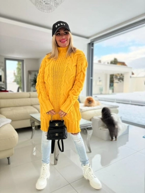 Teplý žlutý dlouhý svetr s copánky Nikki