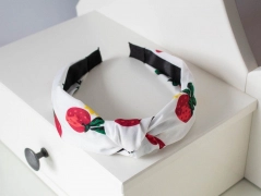 Bílá saténová čelenka do vlasů se vzorem jahůdek
