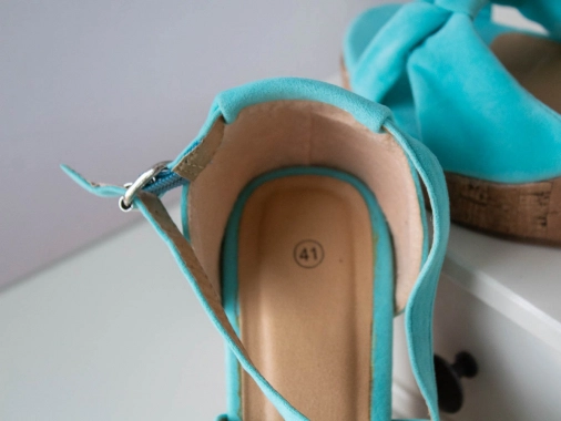 41 Nové dámské tyrkysové boty na klínku