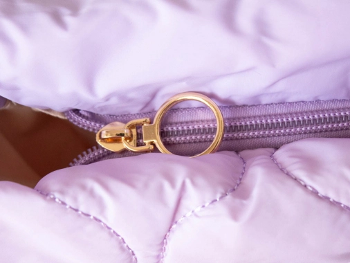 Nylonová prošívaná lila fialová crossbody kabelka