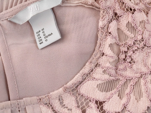 40/42 Nádherné krajkové H&M šaty fialovopudrové