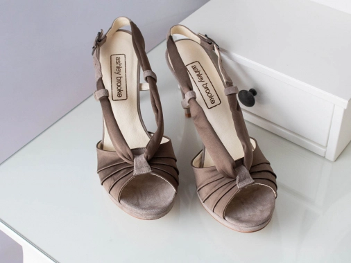 41 Nové kožené lodičky šedokhaki Ashley Brooke