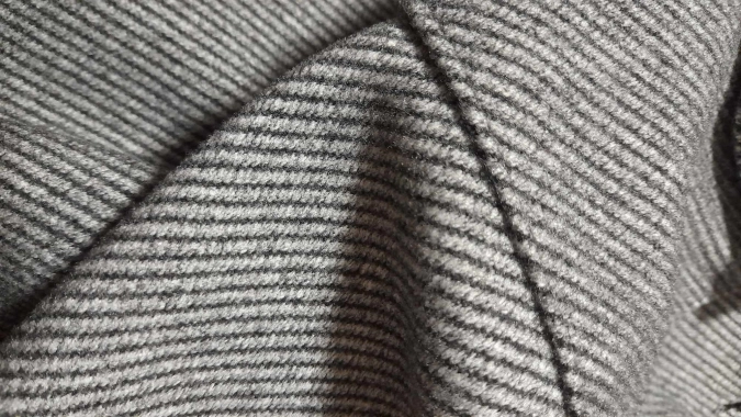Nádherný šedý dámský kabát s kapucí na knoflíky