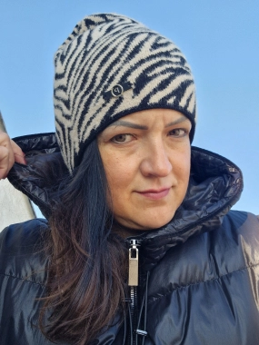 Dámská čepice se vzorem zebry černá