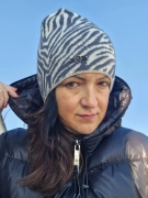 Dámská čepice se vzorem zebry šedá