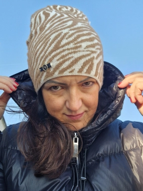 Dámská čepice se vzorem zebry béžová