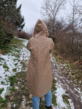 Prošívaná přechodová lehká long bunda béžovohnědá