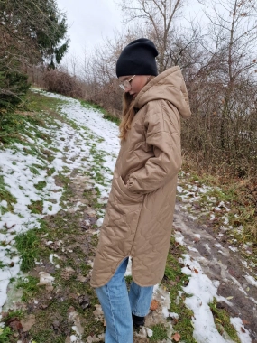 Prošívaná přechodová lehká long bunda béžovohnědá