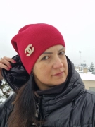 Dámská kašmírová červená čepice s broží oversize