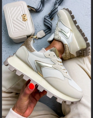 37 Dámské stylové moderní botasky sneakersy