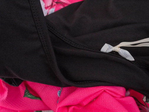 Dámské šaty s růžovou květinovou dlouhou sukní