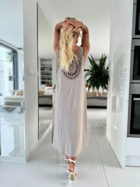 Béžové letní dámské šaty se zdobenými zády oversize