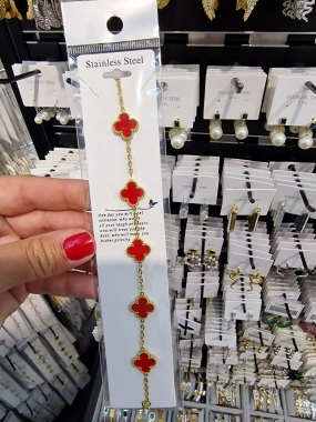 Náramek na ruku z chirurgické oceli číslo 6. červený