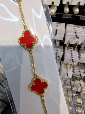 Náramek na ruku z chirurgické oceli číslo 6. červený