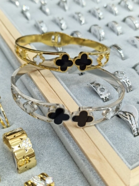 Luxusní dámský pevný náramek Betty zlatý