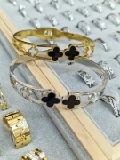 Luxusní dámský pevný náramek Betty zlatý