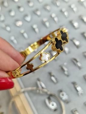 Luxusní dámský pevný náramek Betty zlatý