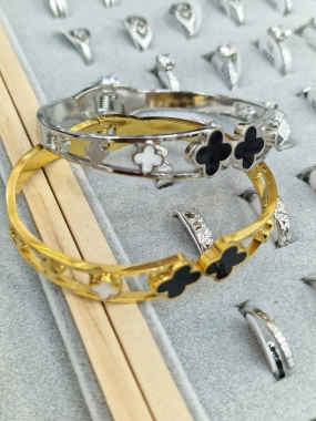 Luxusní dámský pevný náramek Betty zlatý