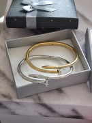 Luxusní dámský pevný náramek hřebík zlatý