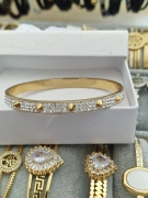 Luxusní dámský pevný náramek zirkony ostny zlatý