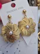 25/ Dámské náušnice květiny s perličkou zlaté